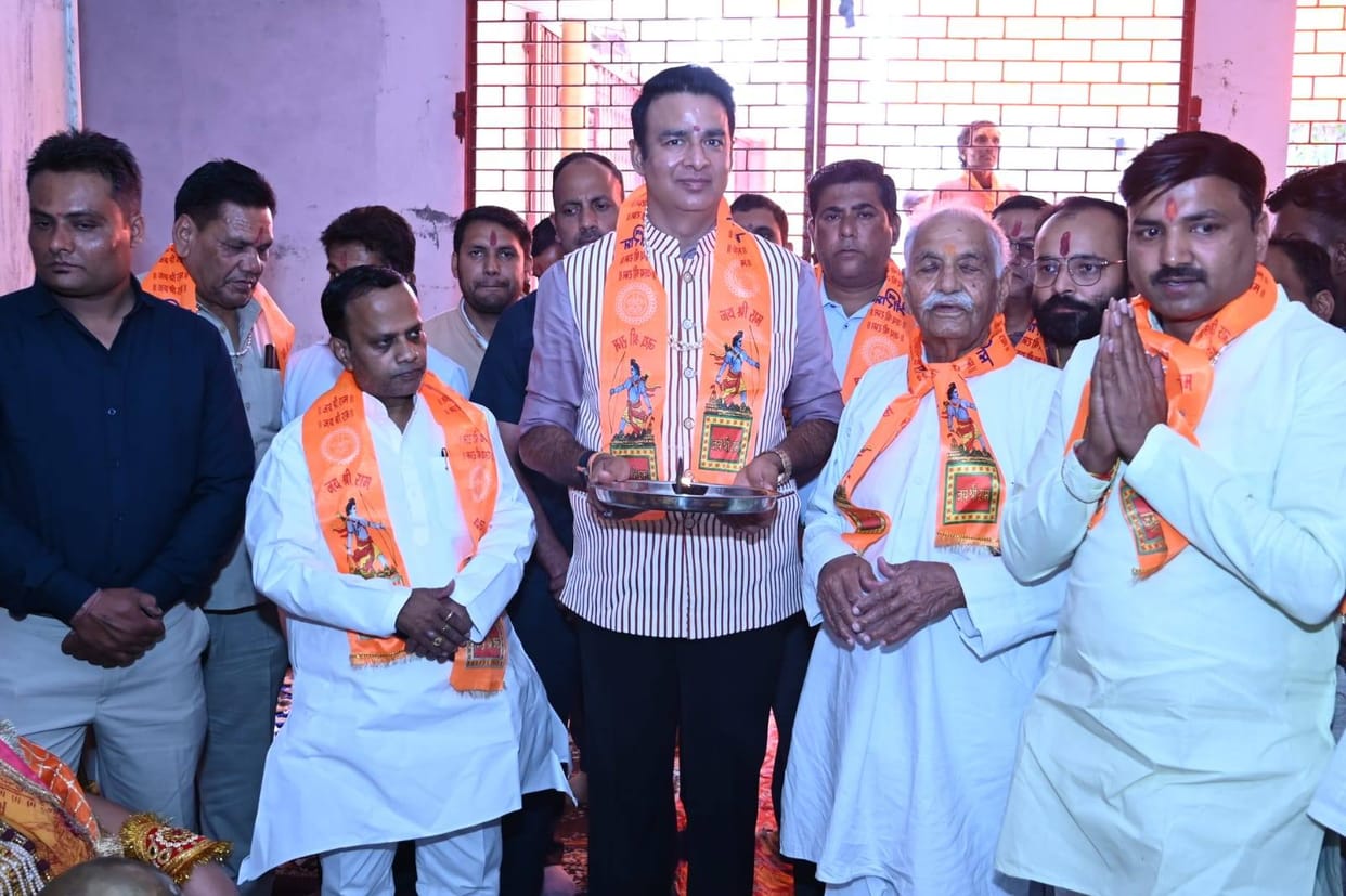 A grand procession was taken out in Sardhana on Ram Navami, welcomed with a shower of flowers.