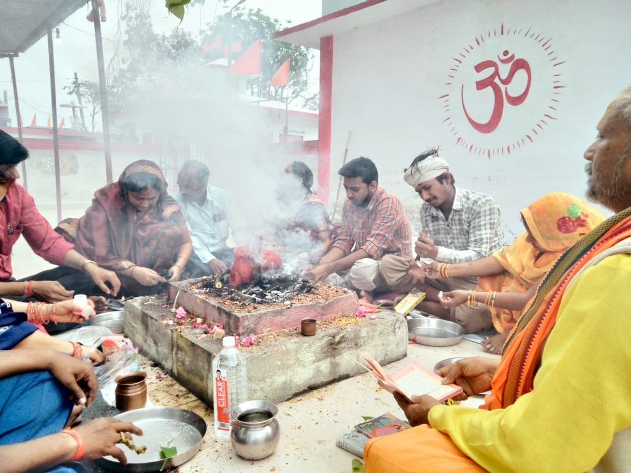 The temple resonated with the sound of conch shells and auspicious songs.