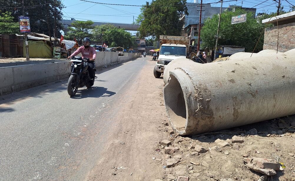Divider built without removing encroachment, road narrowed