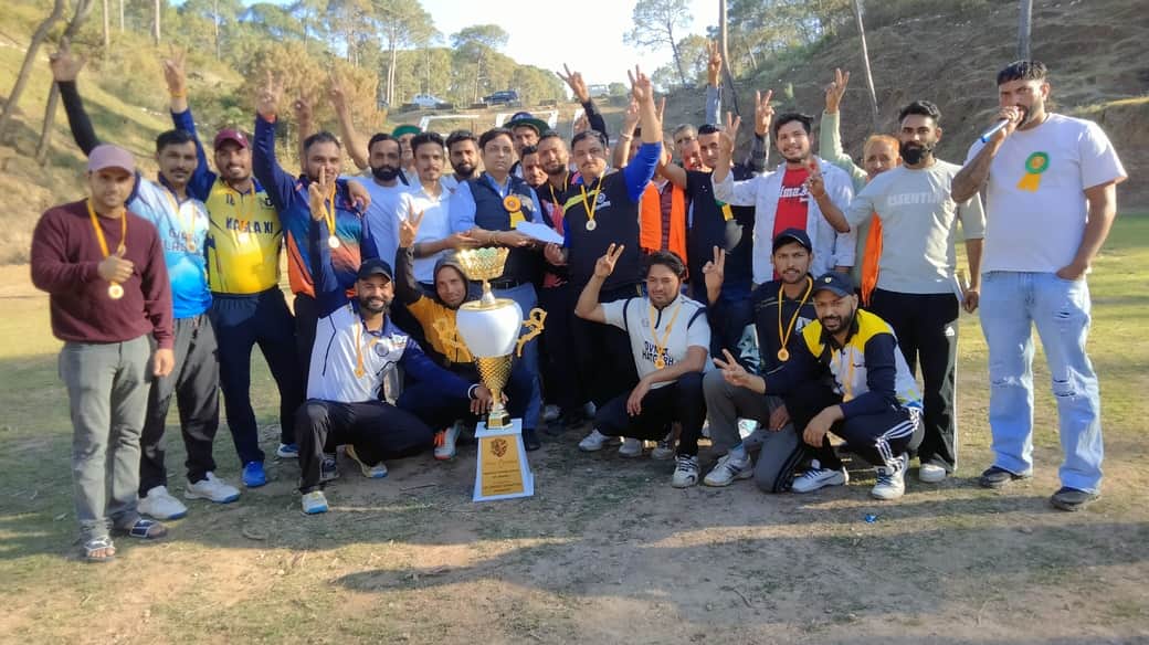 स्वारघाट के मेला ग्राउंड बल्लियां में आयोजित क्रिकेट प्रतियोगिता की विजेता टीम को सम्मानित करते