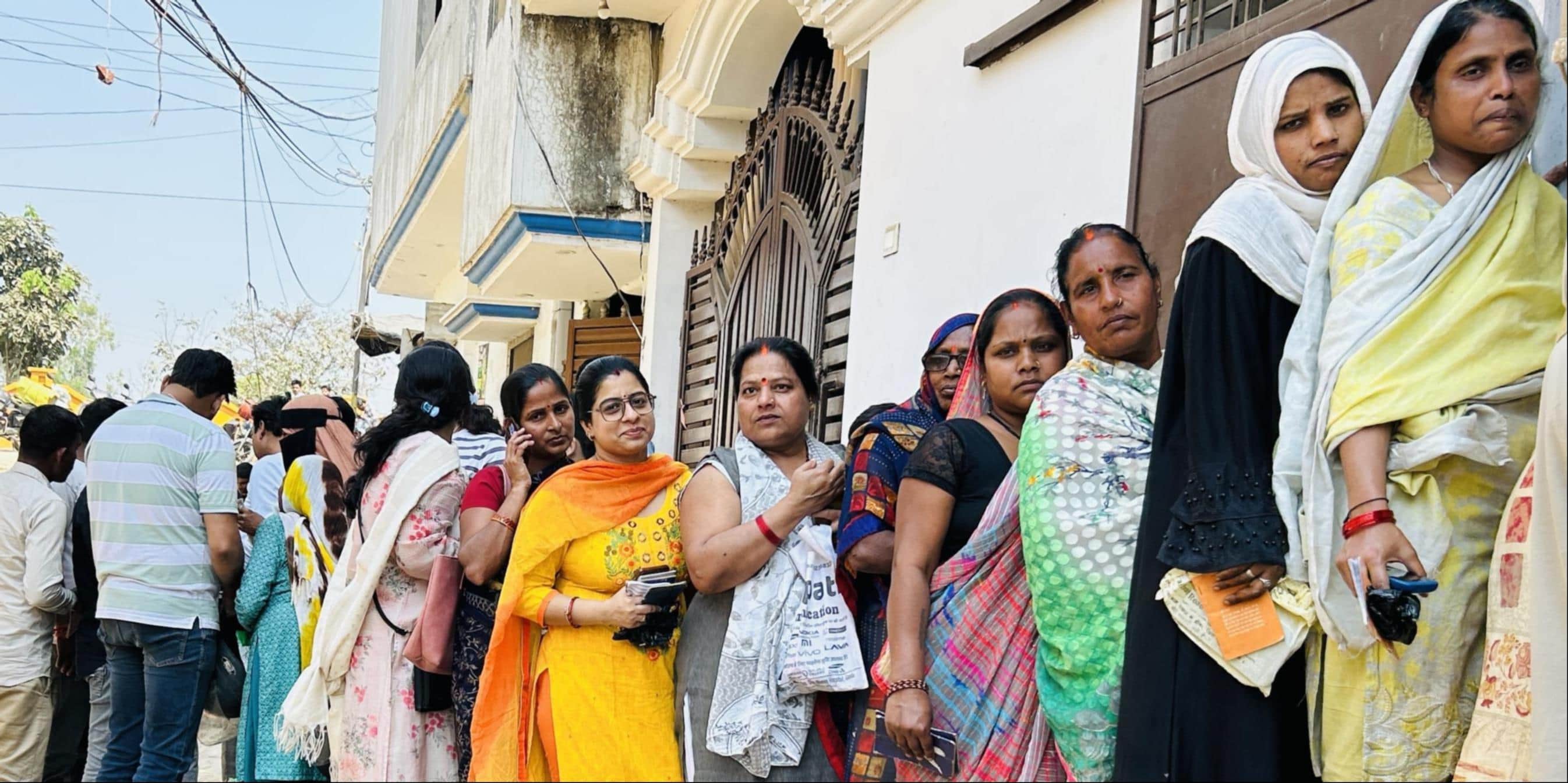 शहर के अंबेडकर चाैराहा स्थित गैस एजेंसी पर लगी उपभोक्ताओं की कतार व मनकापुर में गैस सिलिंडर के