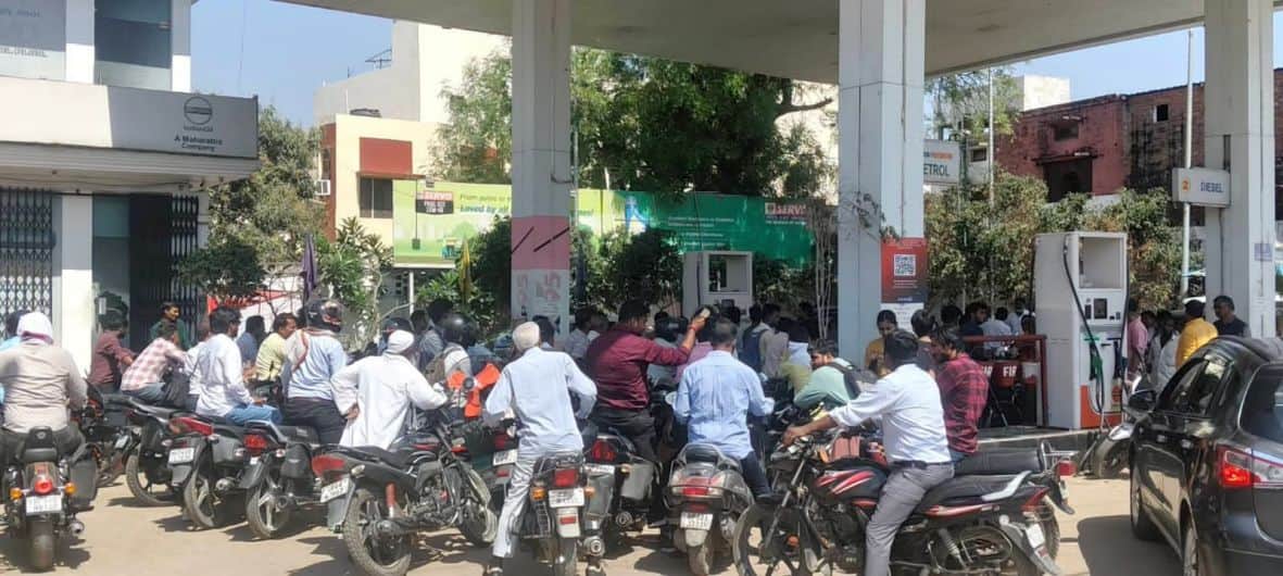 शहर के बस स्टेशन स्थित पेट्रोल पंप पर पेट्रोल लेने के लिए लगी भीड़। स्रोत-सोशल मीडिया