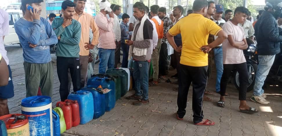 शहर में कपूर फिलिंग स्टेशन पर उमड़ी उपभोक्ताओं की भीड़ व इटियाथोक में डीजल-पेट्रोल के लिए जरीके