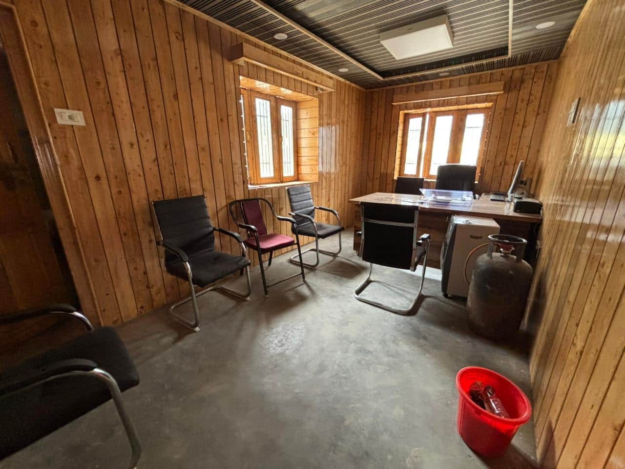 शुक्रवार को सुबह्र खाली पड़ा लोक निर्माण विभाग डोडरा क्वार का कार्यालय। संवाद