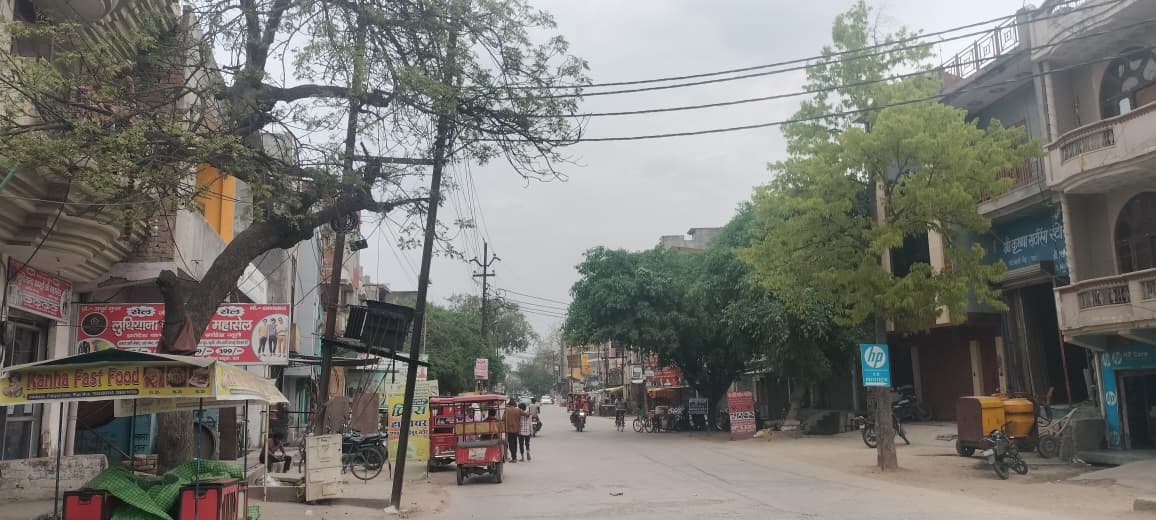 Clouds hovered throughout the day amidst intermittent sunshine; farmers are concerned.