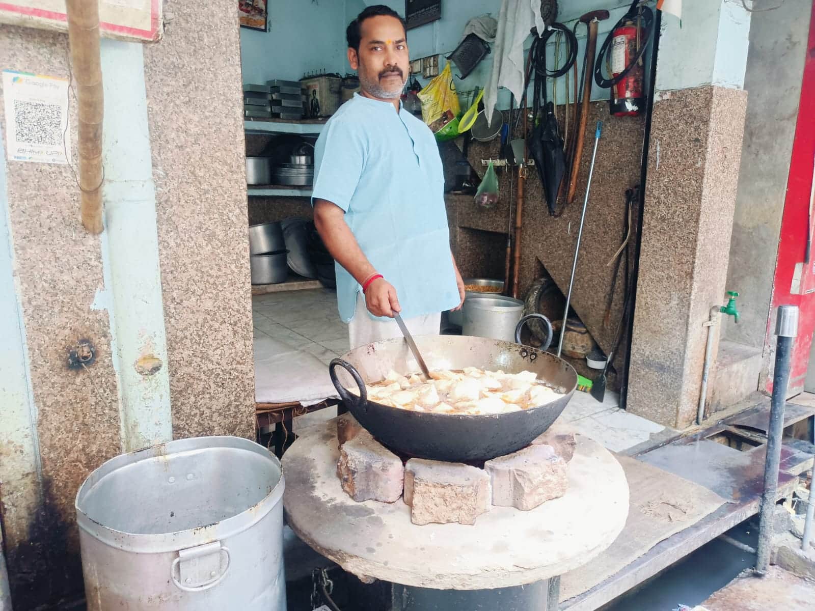 शामली के बड़ा बाजार में कोयले  की भट्टी पर समोसे बनाता हलवाई ।  संवाद