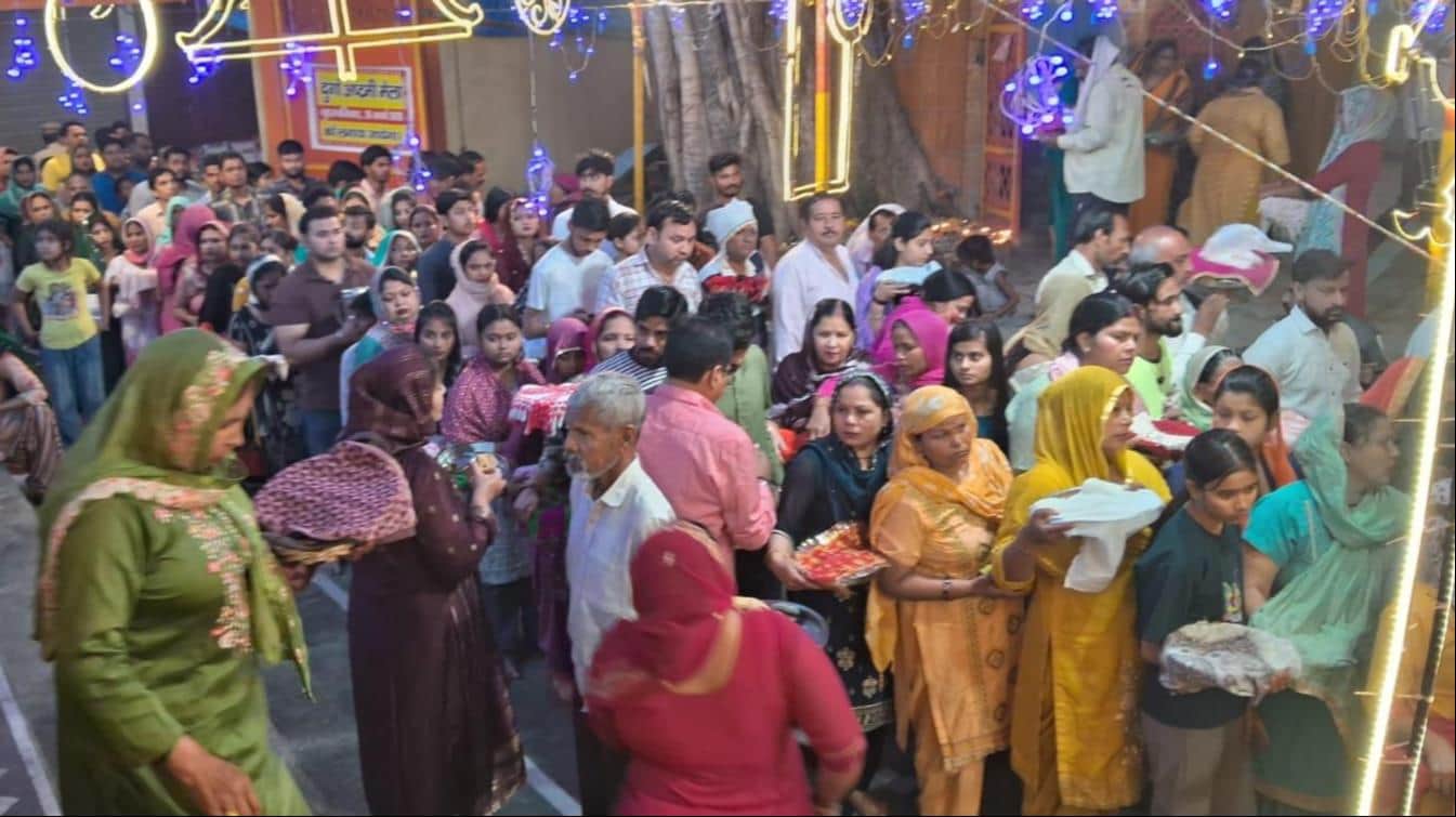 शामली में शहर के आठ्ठे वाला मंदिर में  दुर्गा अष्टमी पर प्रसाद चाढ़ाने के लिए श्रद्धालुओं की लग