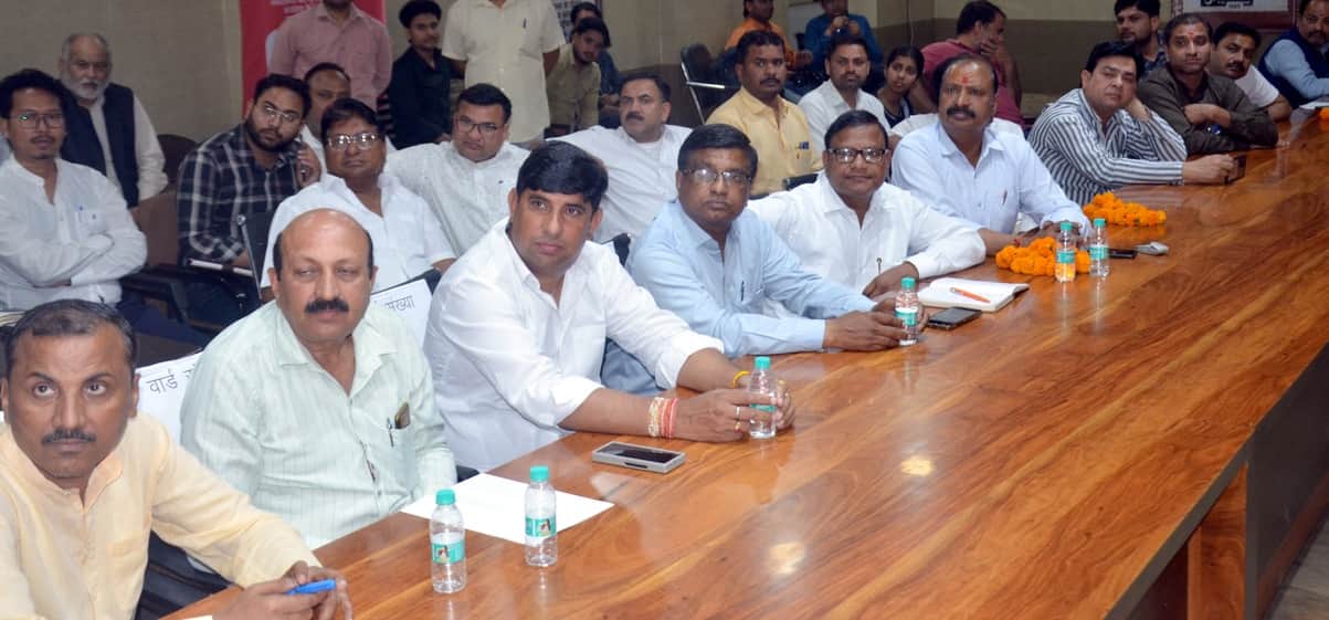 शामली नगर पालिका सभागार में आयोजित बोर्ड बैठक में भाग लेते सभासद । संवाद