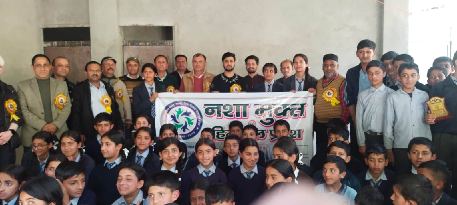 शामठा स्कूल में आयोजित नशा मुक्ति शिविर में भाग लेने वाले विद्यार्थी और शिक्षक। स्रोत: स्कूल प्