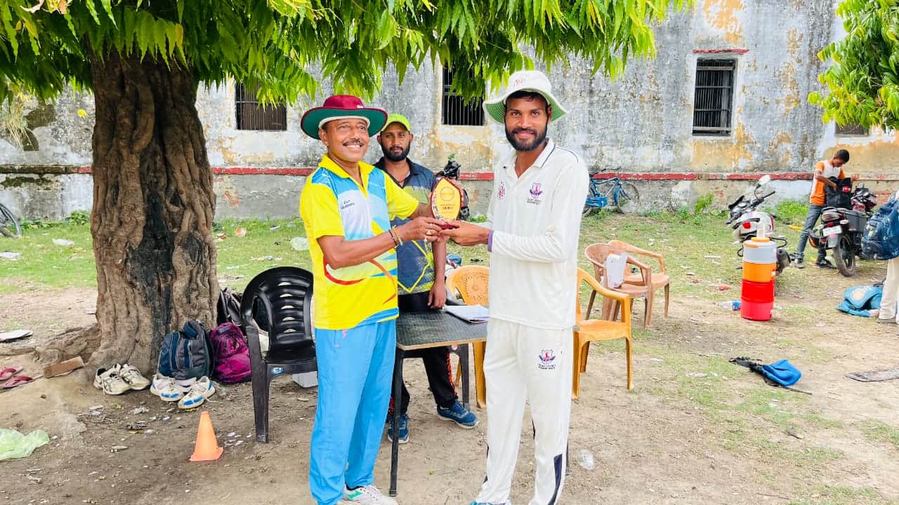 शानदार प्रदर्शन करने पर खिलाड़ी को मैन आफ द मैच का पुरस्कार देते अतिथि स्रोत विभाग