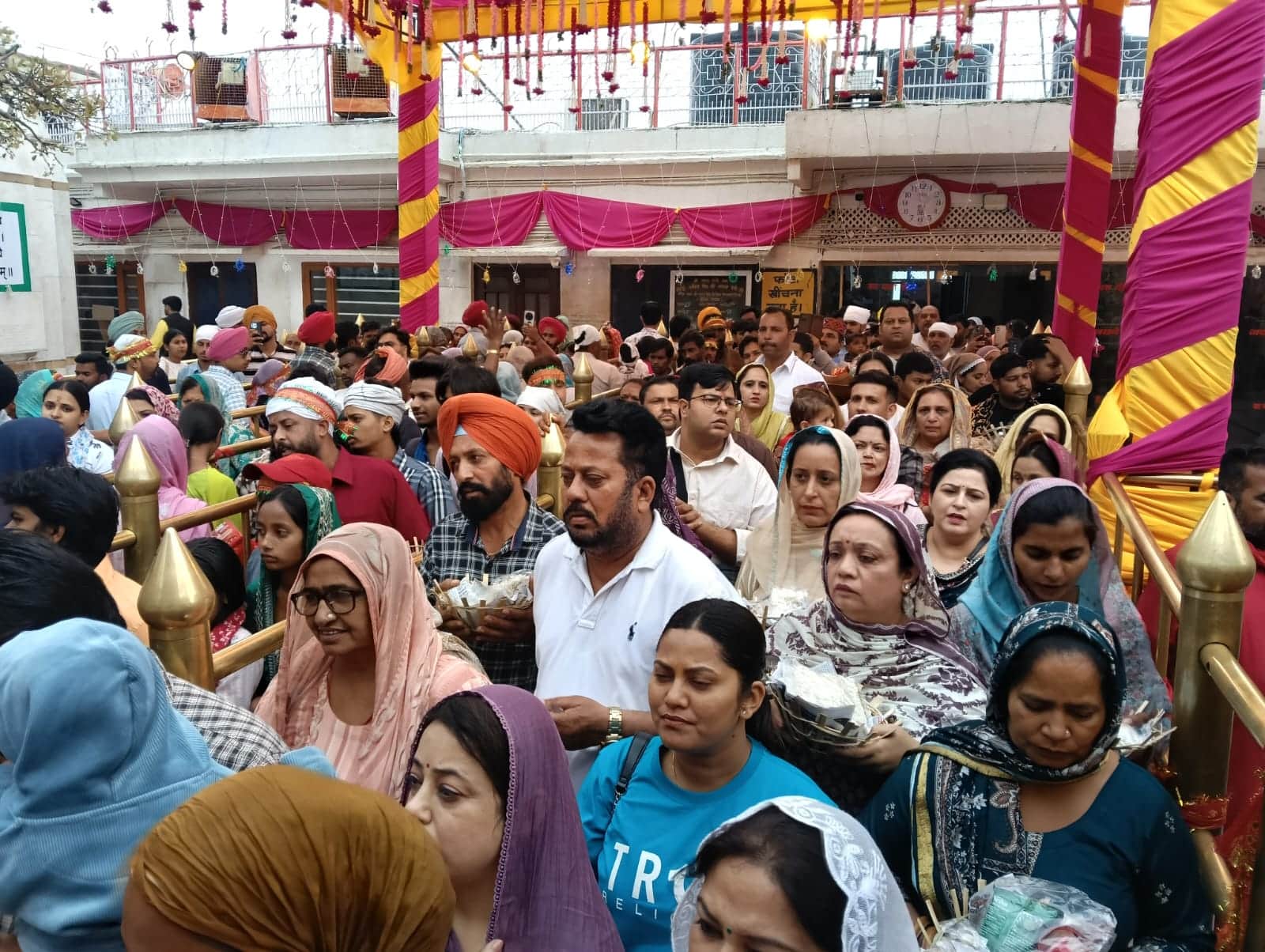 श्री नयना देवी जी में दर्शन के लिए पहुंचे श्रद्धालु। संवाद