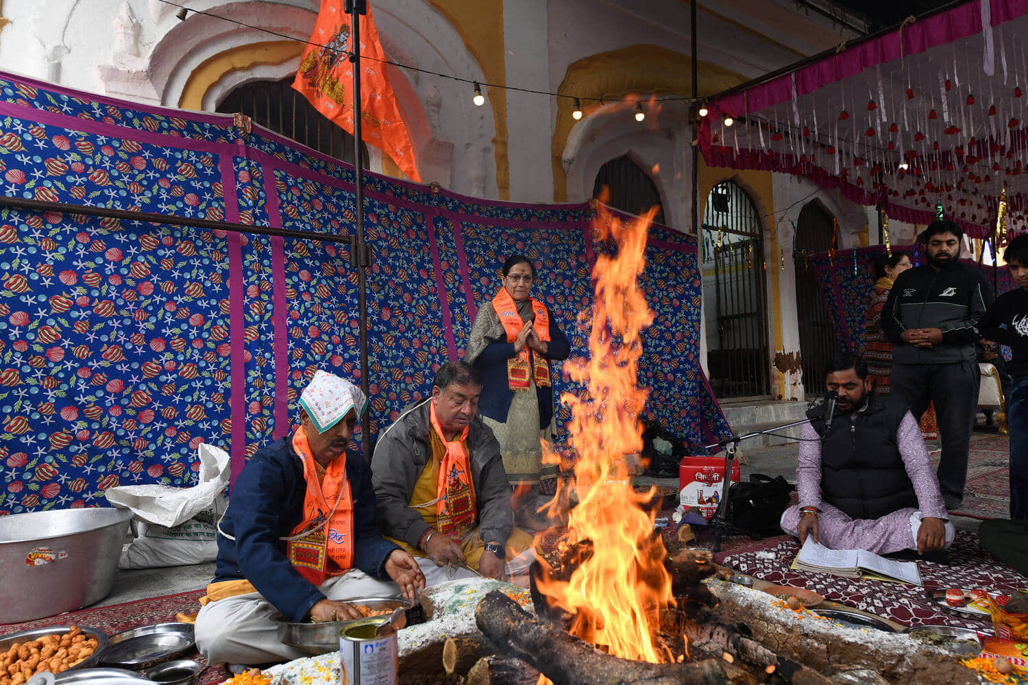 श्रीनगर के हब्बा कदल में रघुनाथ मंदिर में हवन करते श्रद्धालु।