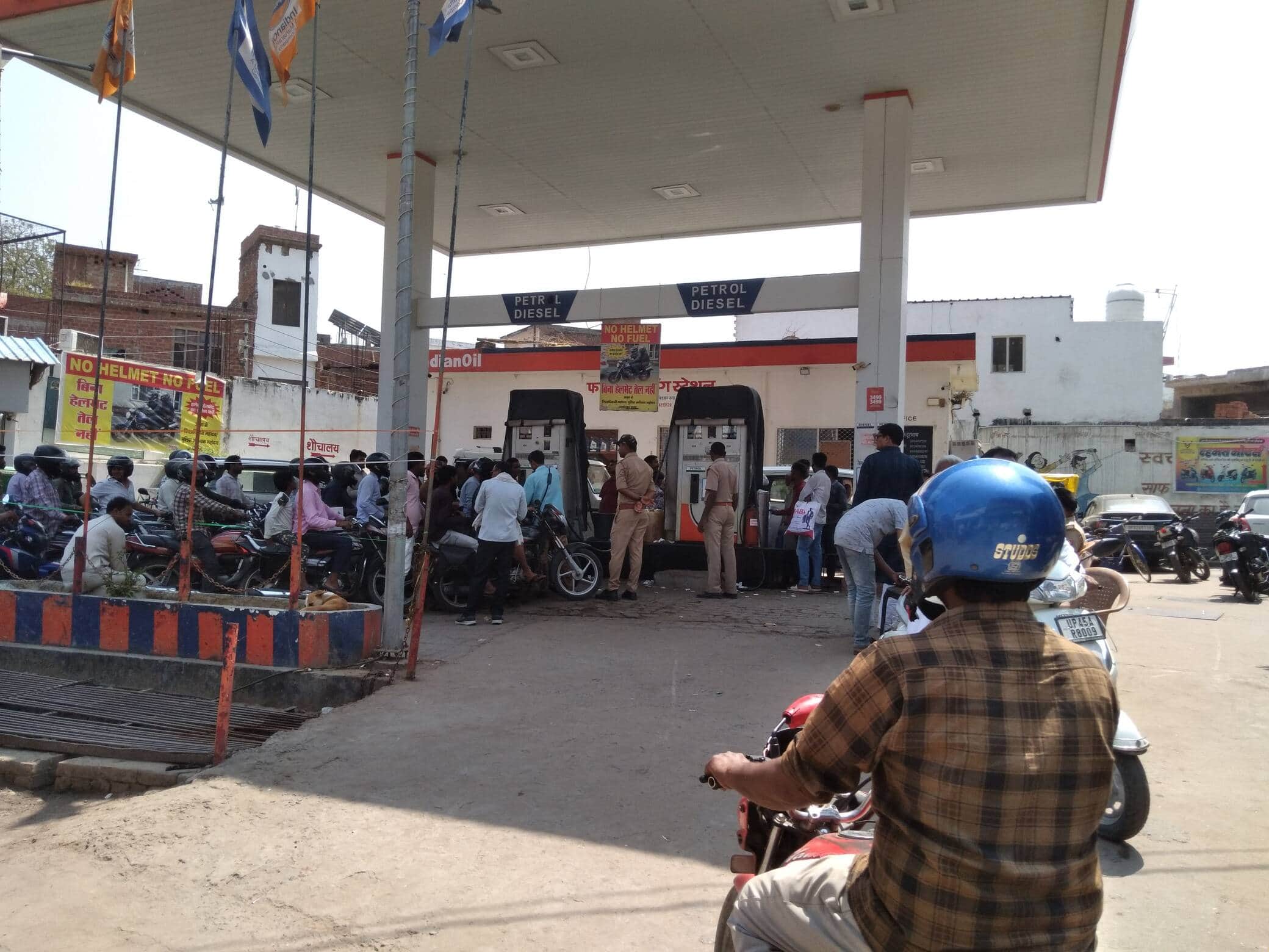 टांडा में फाइन फिलिंग स्टेशन पर पेट्रोल लेने के लिए पहुंचे लोग।