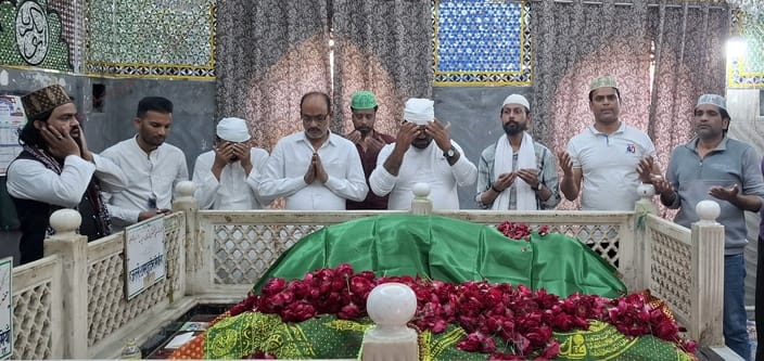 Congress Leaders Arrive at Holy Site for Sonia Gandhi's Recovery