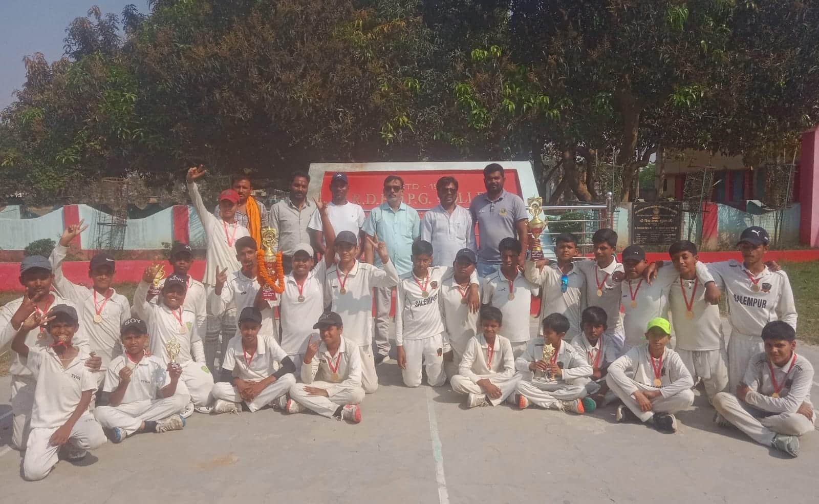 ट्रॉफी के साथ विजेता टीम।