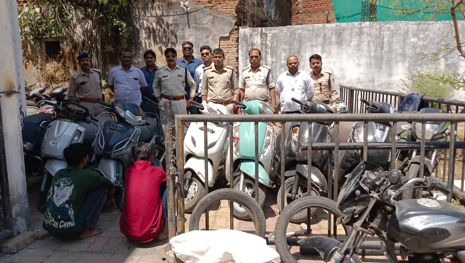 दो शातिर चोर से एक दर्जन वाहन बरामद