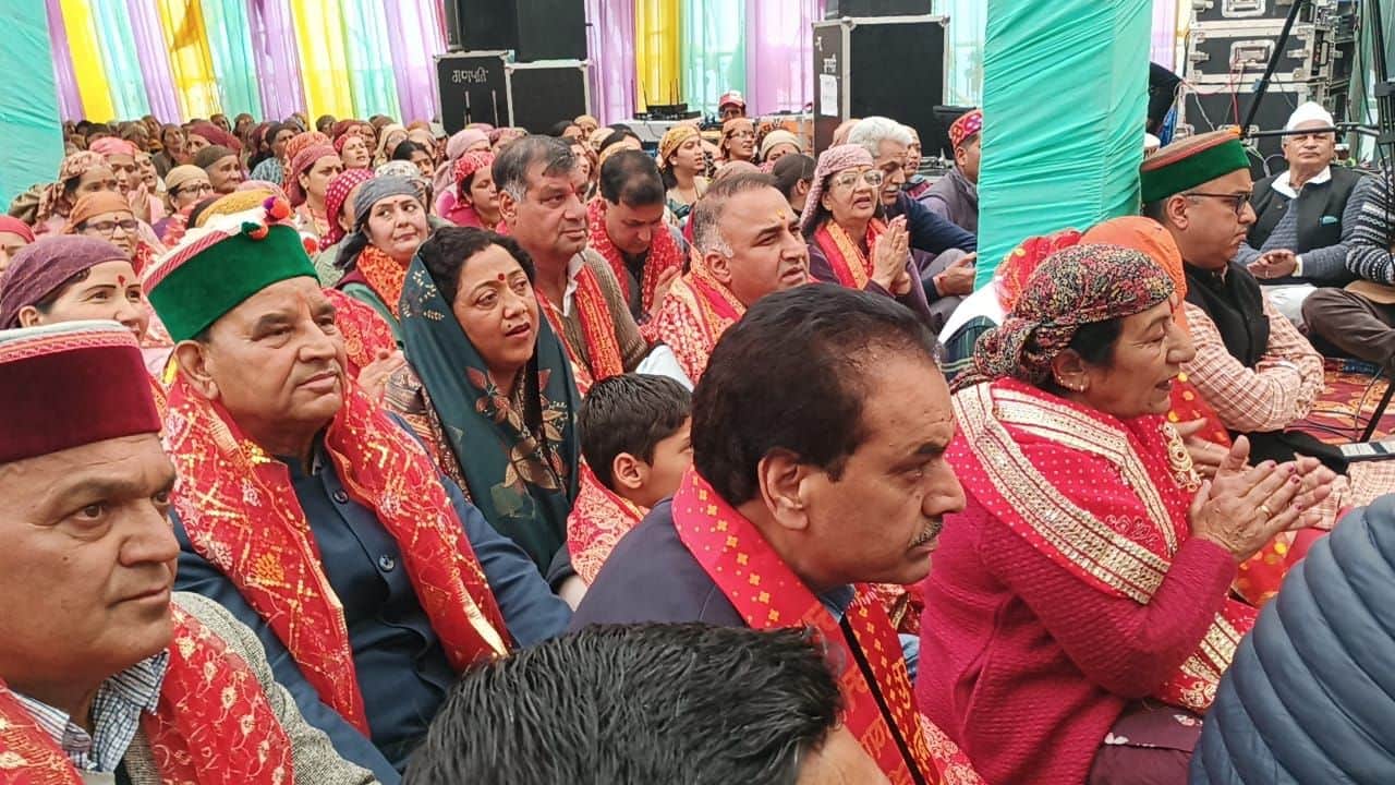 देहुरी स्थित माता पछला मंदिर में आयोजित श्री देवी भागवत पुराण कथा सुनते श्रद्धालु। संवाद 