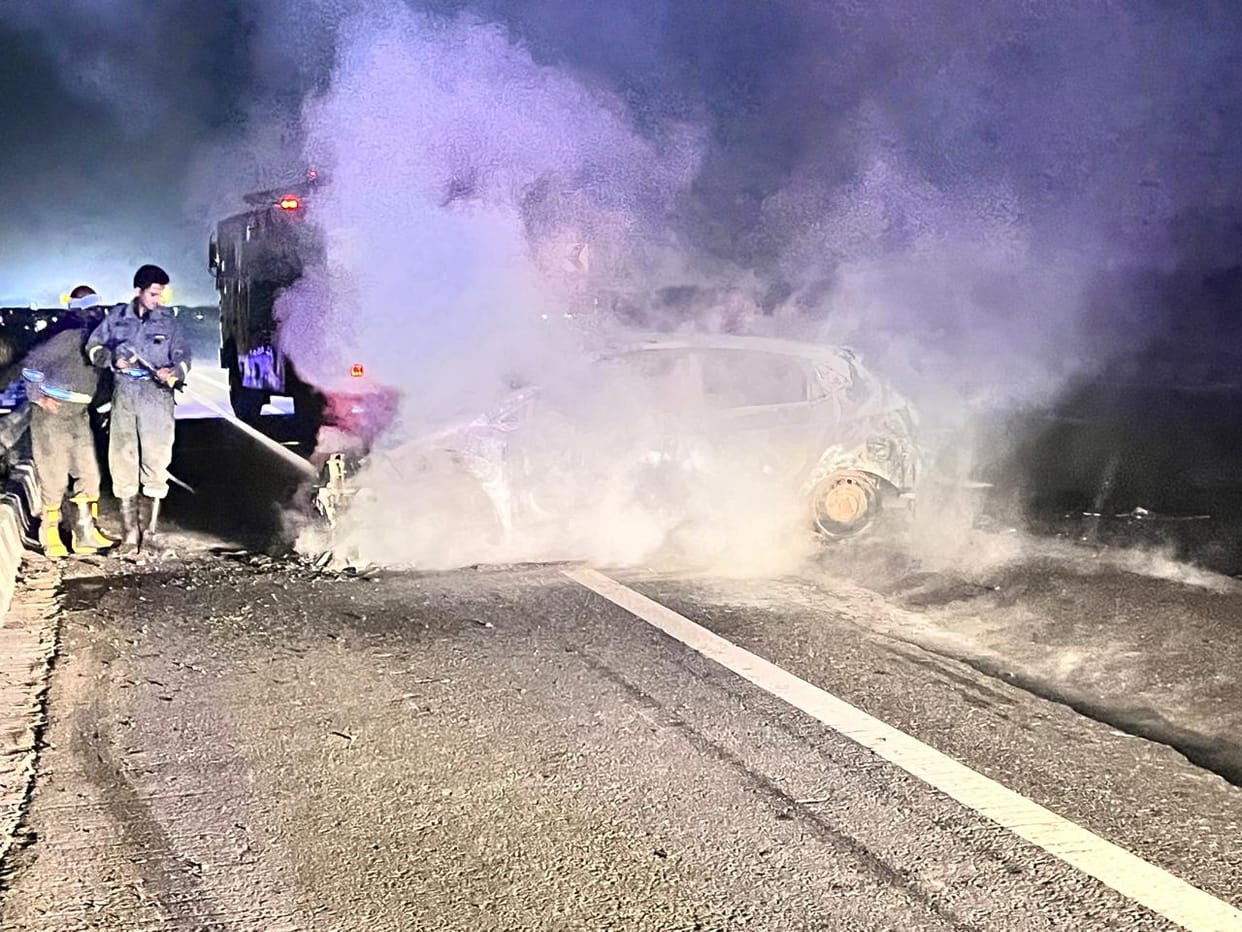 Car crashes into divider after hitting truck; massive fire breaks out.