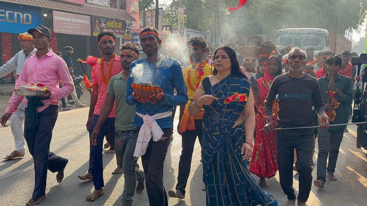 People were stunned to see the amazing feats of the devotees participating in the Jaiya procession.