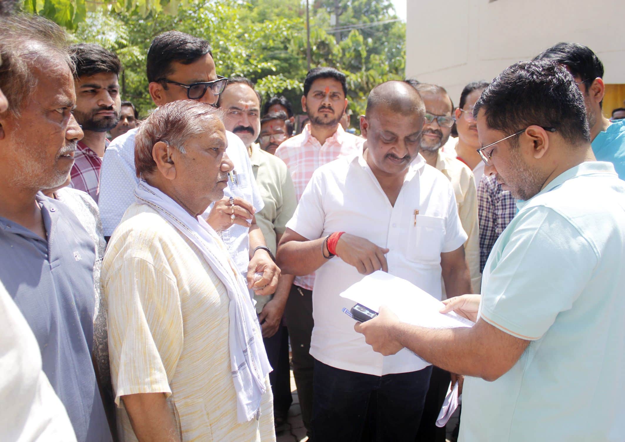 देवा रोड स्थित ईवीएम गोदाम पर एडीएमनिरंकार सिंह को ज्ञापन सौंपतें व्यापारी।