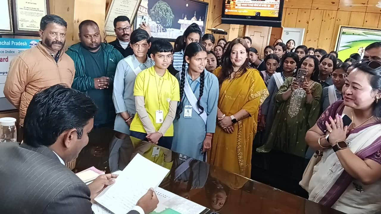 धर्मशाला के गर्ल्स स्कूल को मर्ज करने के विरोध में उपायुक्त को ज्ञापन सौंपते हुए स्कूली छात्राए