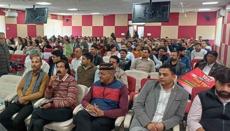 धर्मशाला में स्कूल शिक्षा बोर्ड कार्यालय के सभागार में आयूष विभाग की कार्यशाला में उपस्थित अ