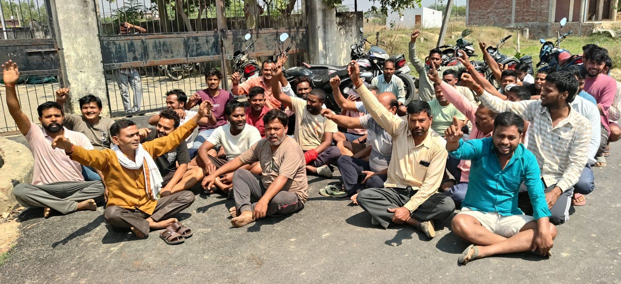 Crop burnt due to short circuit, farmers surrounded the substation