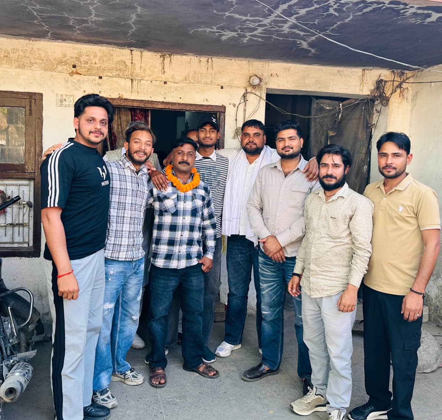 यूनियन के नवनियुक्त पदाधिकारियों के साथ समर्थक। संगठन