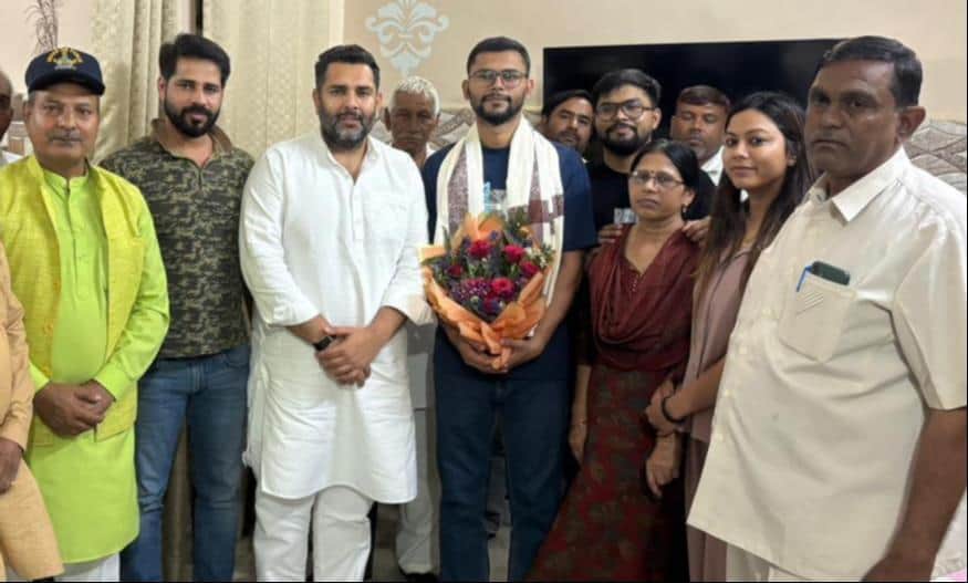 यूपीएससी की परीक्षा पास करने वाले आशीष को शुभकामना देने पहुंचे विधायक निखिल मदान। स्रोत : प्रव