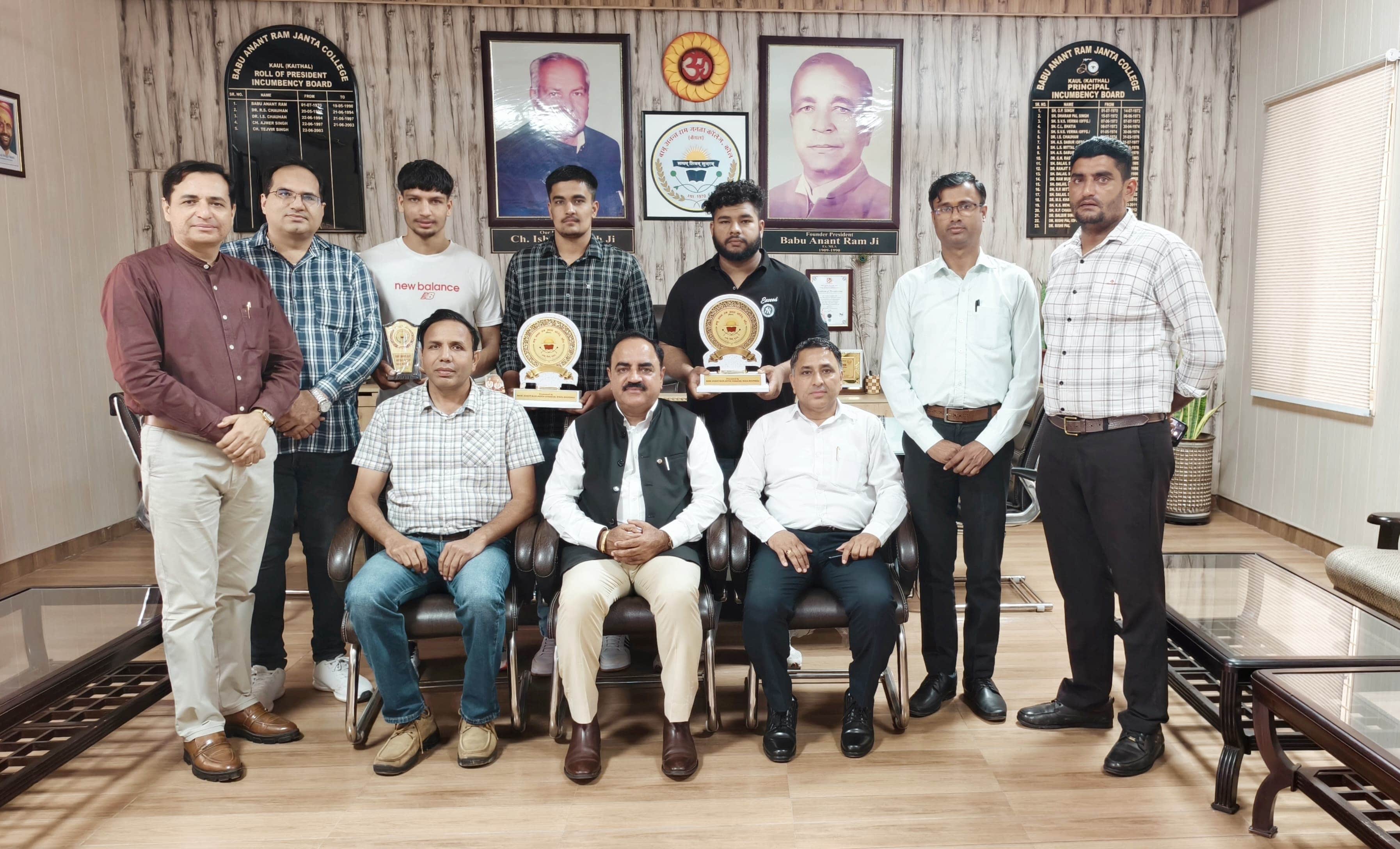 27 ढांड 01 विजेता खिलाड़ियों को सम्मानित करते हुए प्राचार्य डॉक्टर ऋषिपाल एवं अन्य।