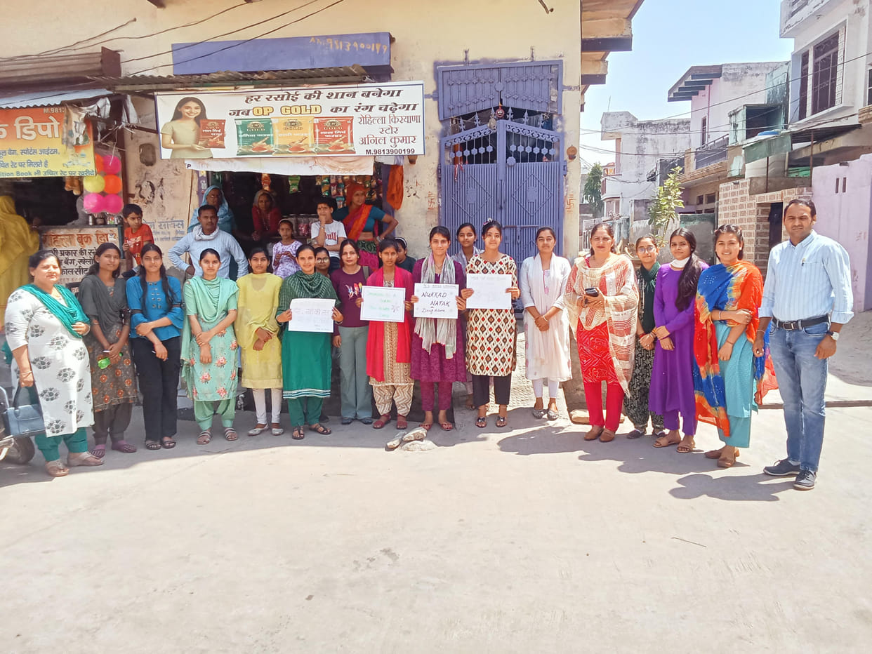 The girl students gave the message of drug de-addiction through street play.