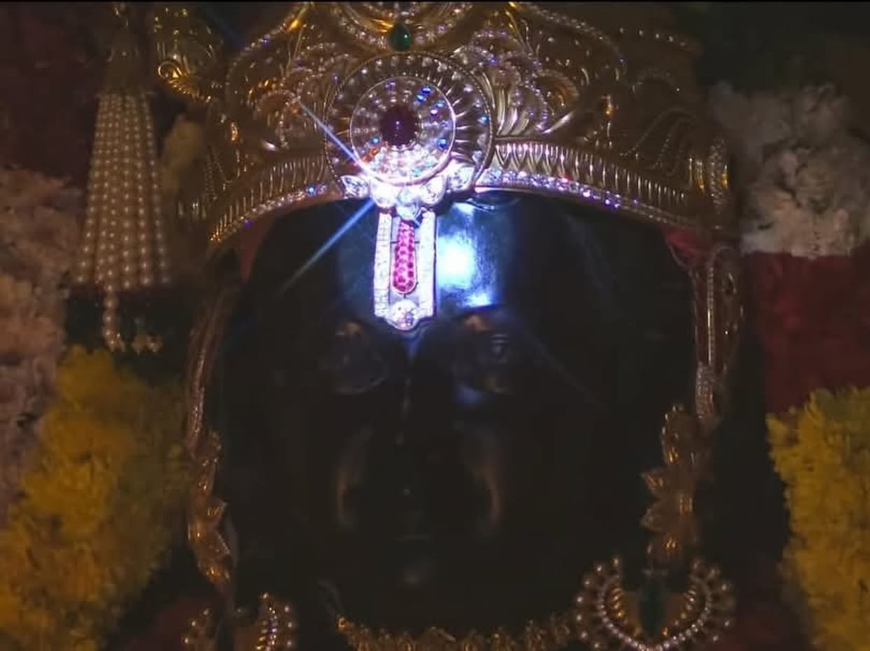 For six minutes, the sun's rays applied 'tilak' to Ram Lalla