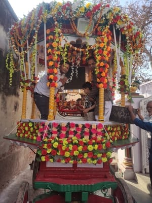 Thakur ji came out riding on a chariot