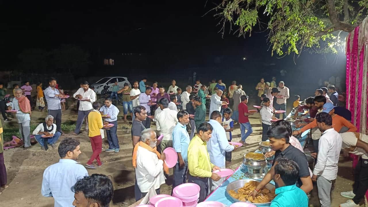 आलापुर के इंदईपुर स्थित राम जानकी मंदिर में धार्मिक आयोजन के समापन दिवस पर शनिवार देर शाम भंडार