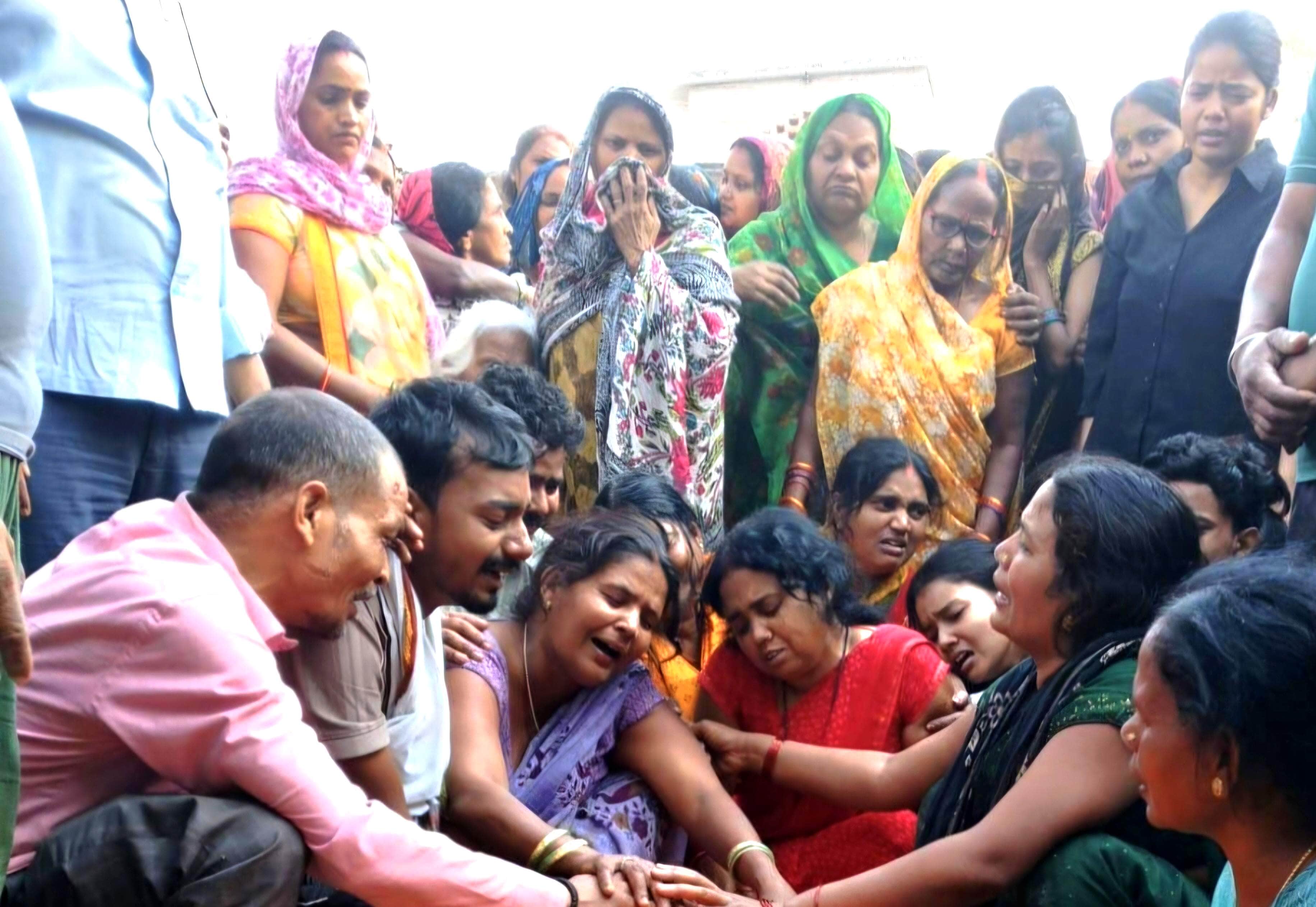 अहरौला के पारा गांव में ट्रक ड्राइवर का शव पहुंचने पर रोते-बिलखते परिजन। संवाद