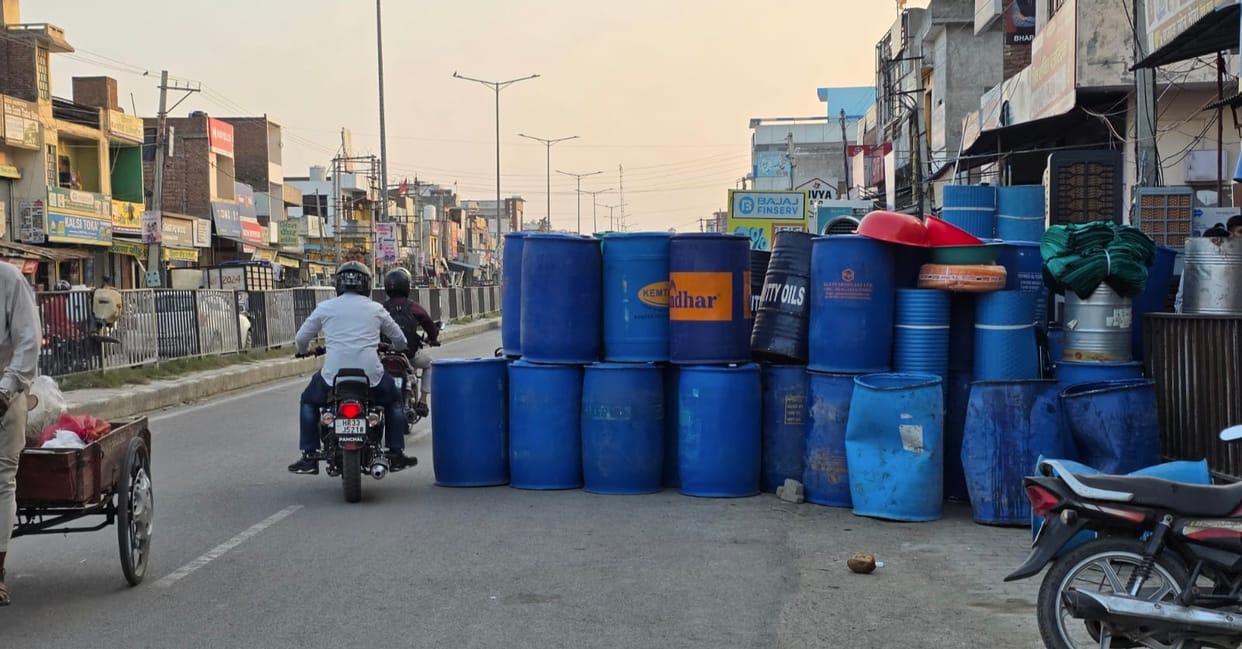 More than half of the highway is encroached upon, causing traffic jams.