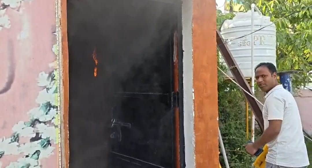 अटल पार्क के समर्सिबल पैनल में लगी आग। वीडियो ग्रैब