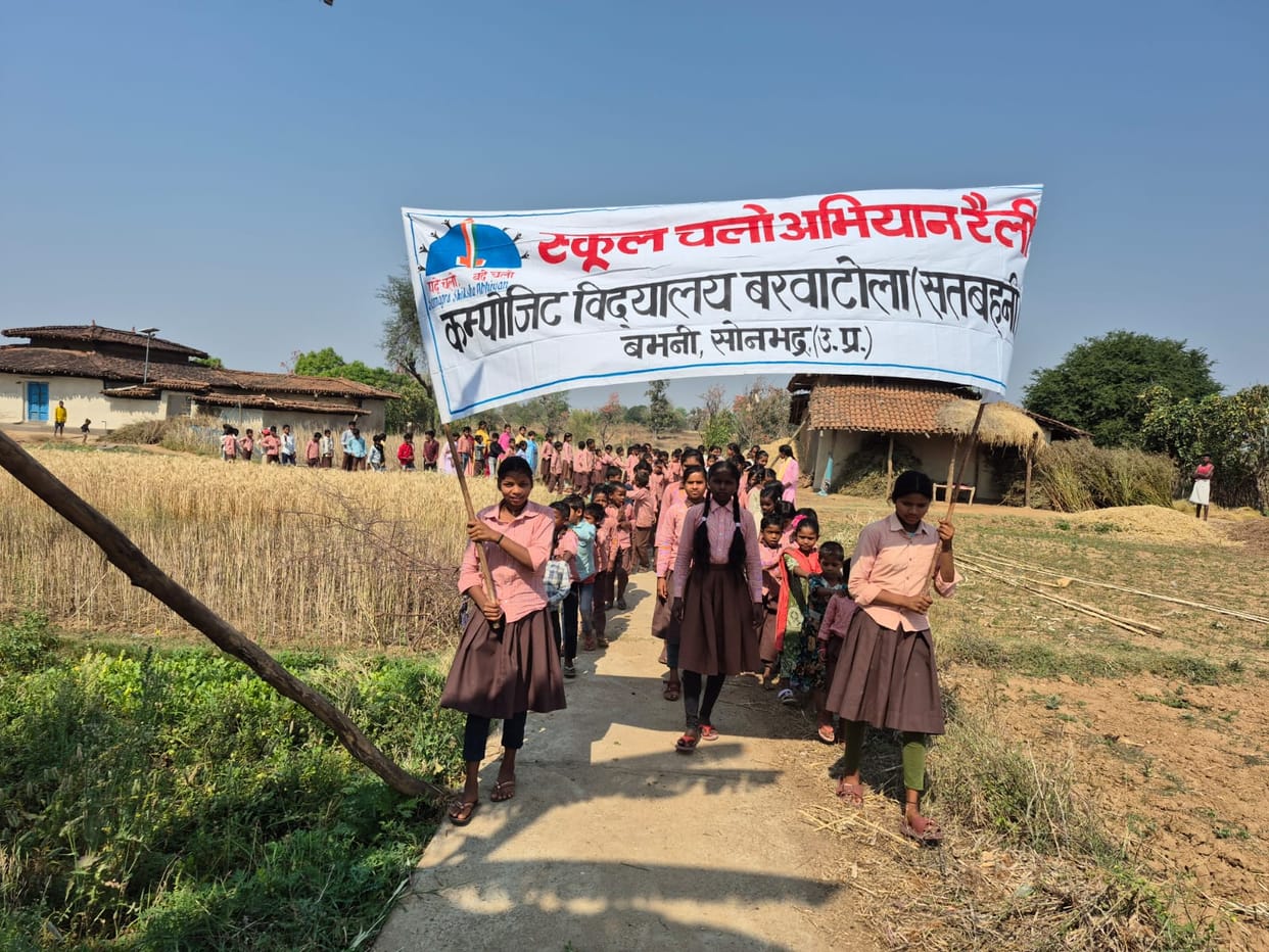 A rally was organized to appeal for children's enrollment.