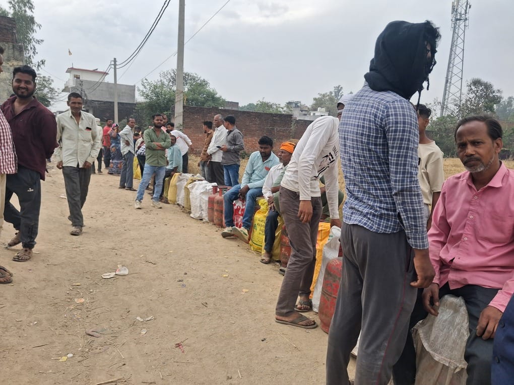 Unable to handle the pressure of the crowd, the employees are distributing cylinders by changing locations.