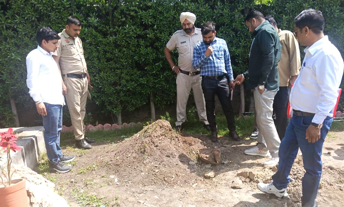 बीडब्ल्यूजी संस्थान का निरीक्षण करती निगम की टीम।  प्रवक्ता