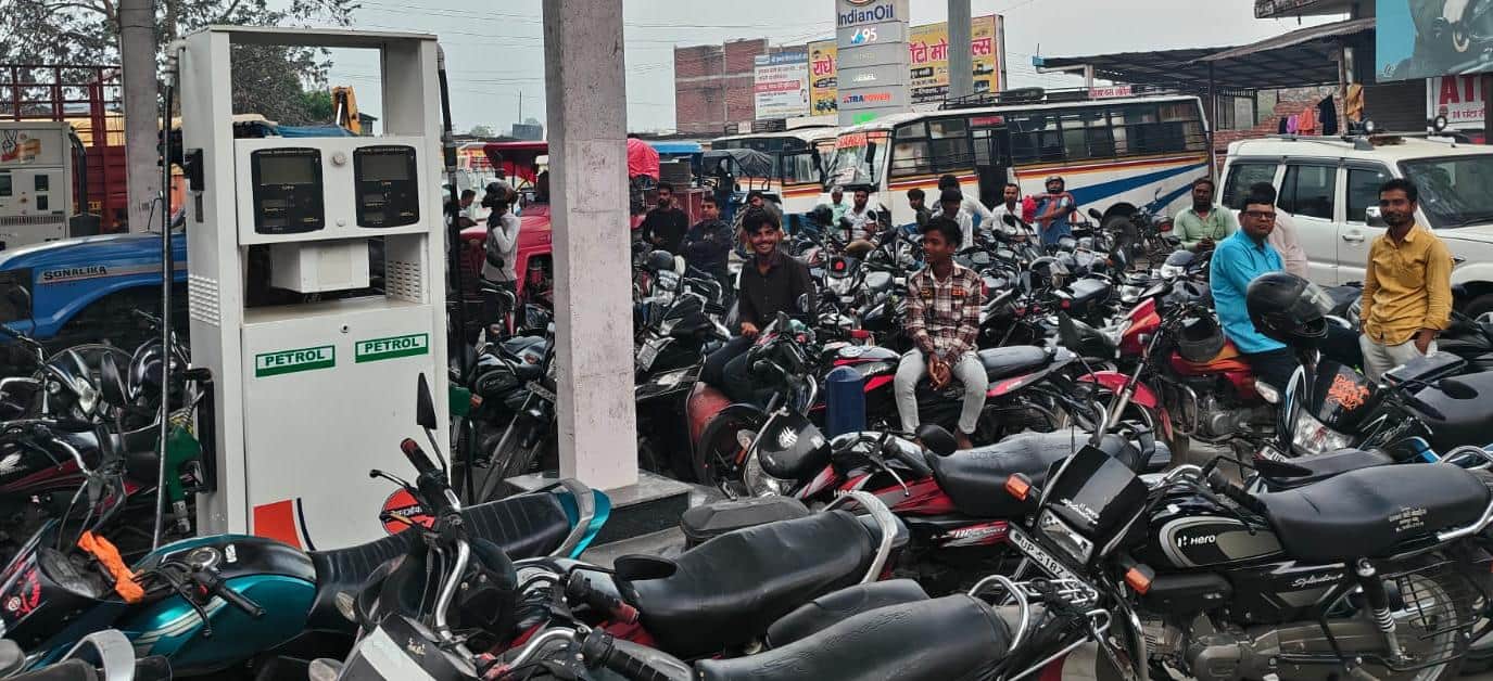 भानपुर में डीजल-पेट्रोल लेने के लिए जुटी भीड़। संवाद