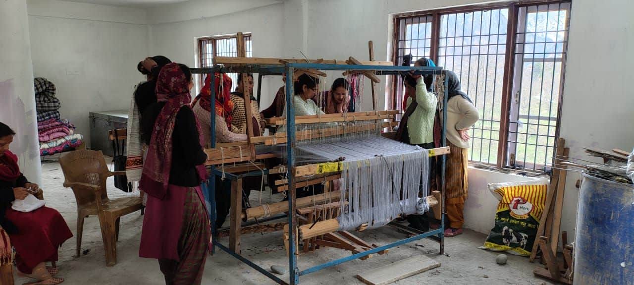 भरमौर में खड्डी पर शॉल बनाना सीखती महिलाएं: जागरूक पाठक