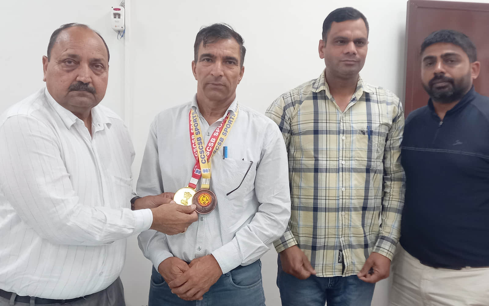 बलराज को सम्मानित करते खंड शिक्षा अधिकारी गुमनाम