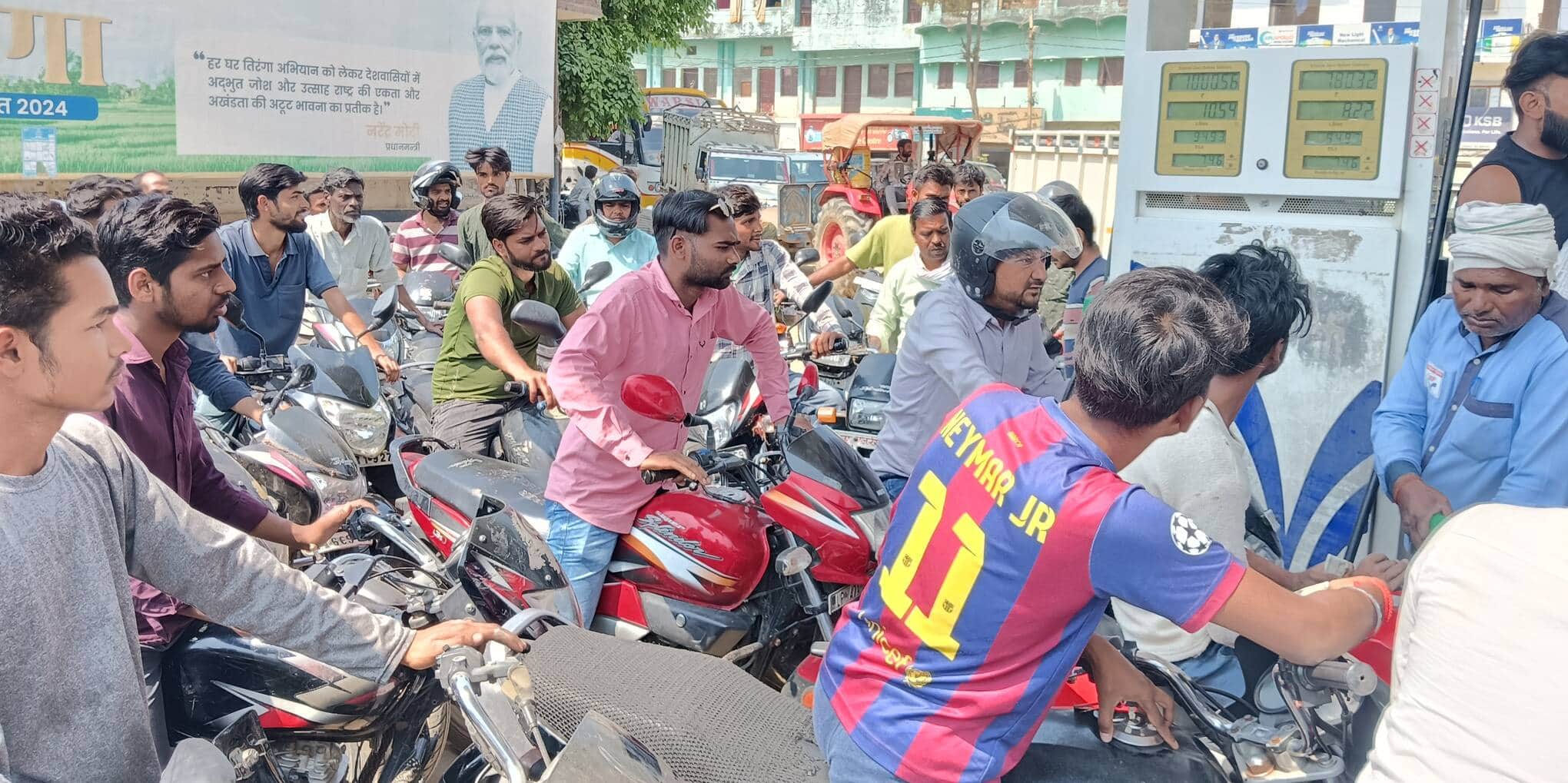 -बलरामपुर के गोंडा रोड पर पेट्रोल टंकी पर लगी उपभोक्ताओं की लाइन ।-संवाद