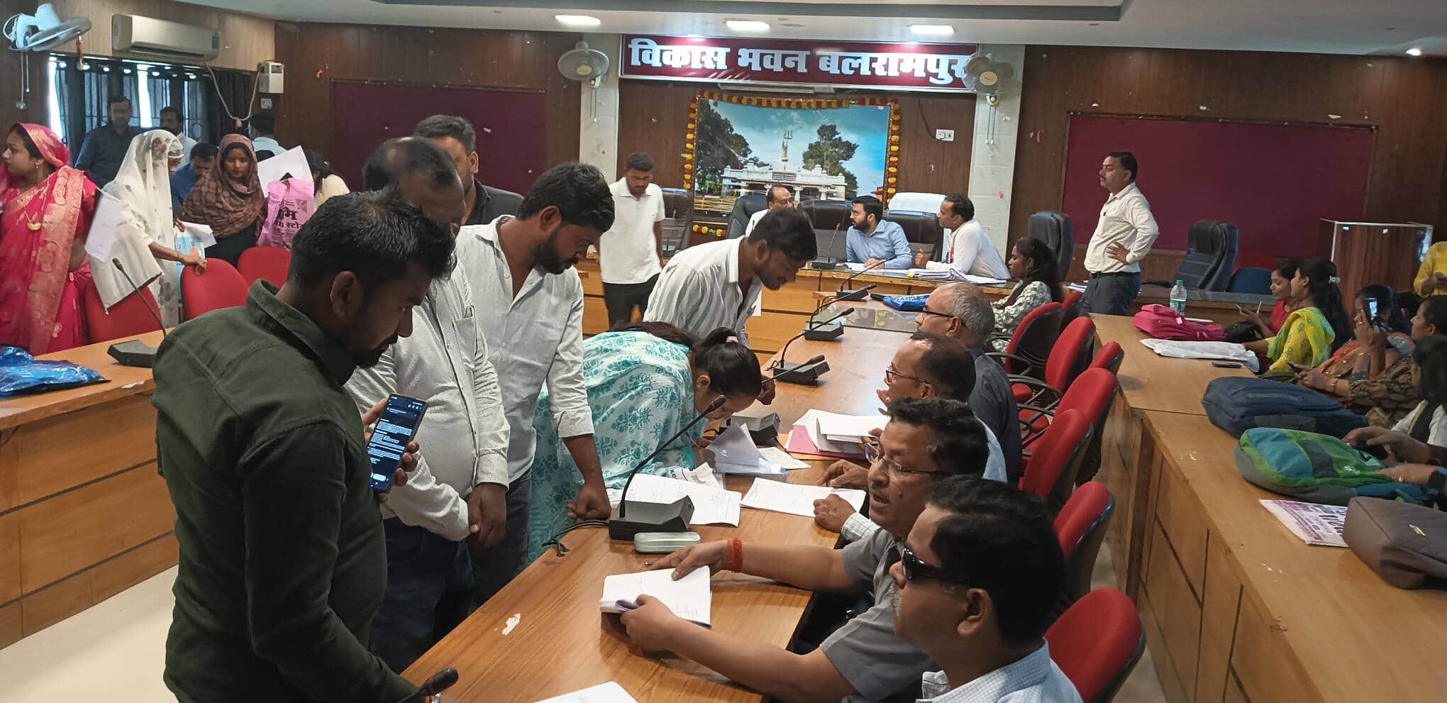 बलरामपुर के विकास भवन सभागार में कउंसलिंग कराते अभ्यर्थी ।-संवाद