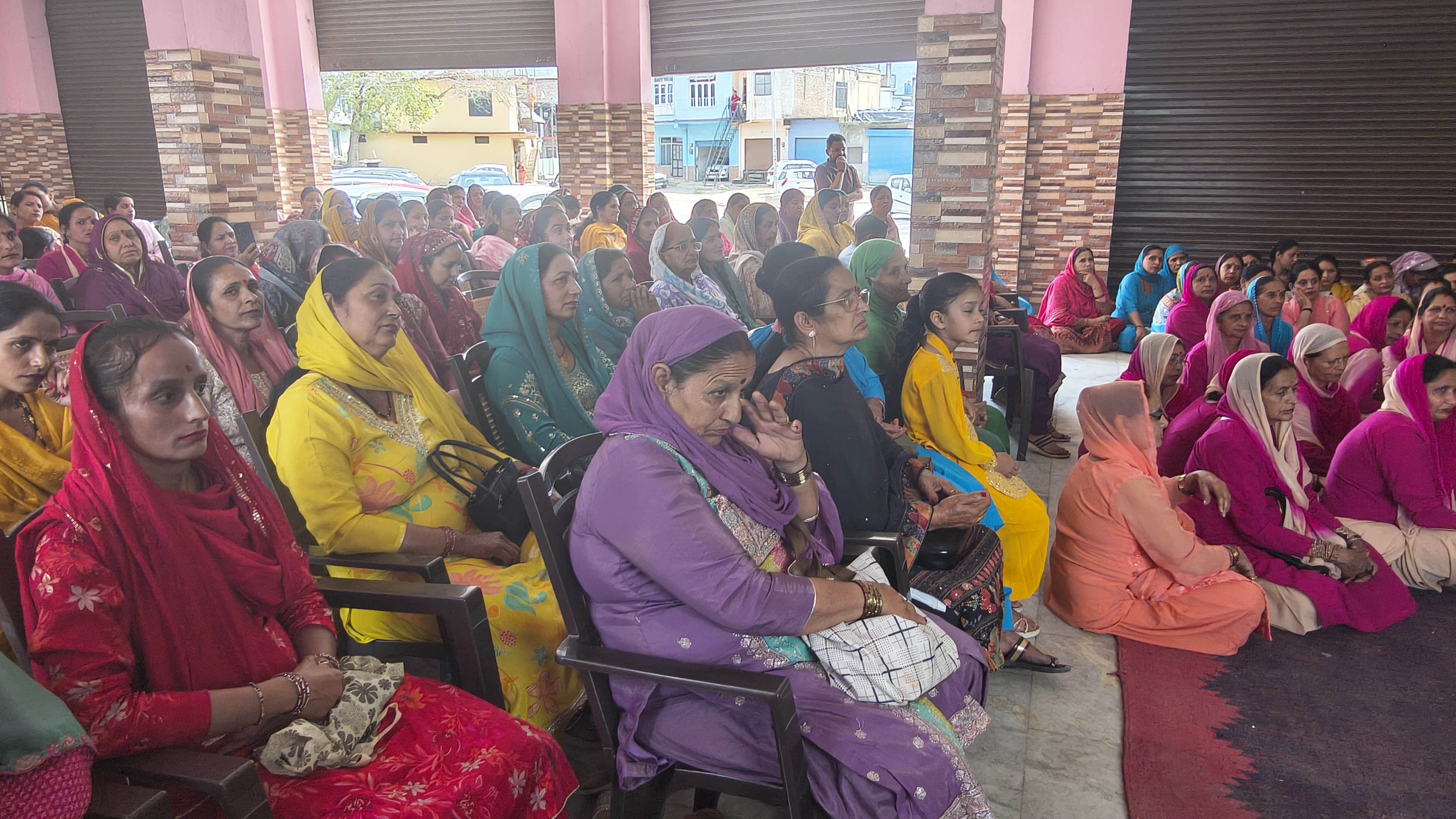 बरमाणा में नारी शक्ति सम्मान समारोह में मौजूद महिलाएं। स्रोत: महिलाएं