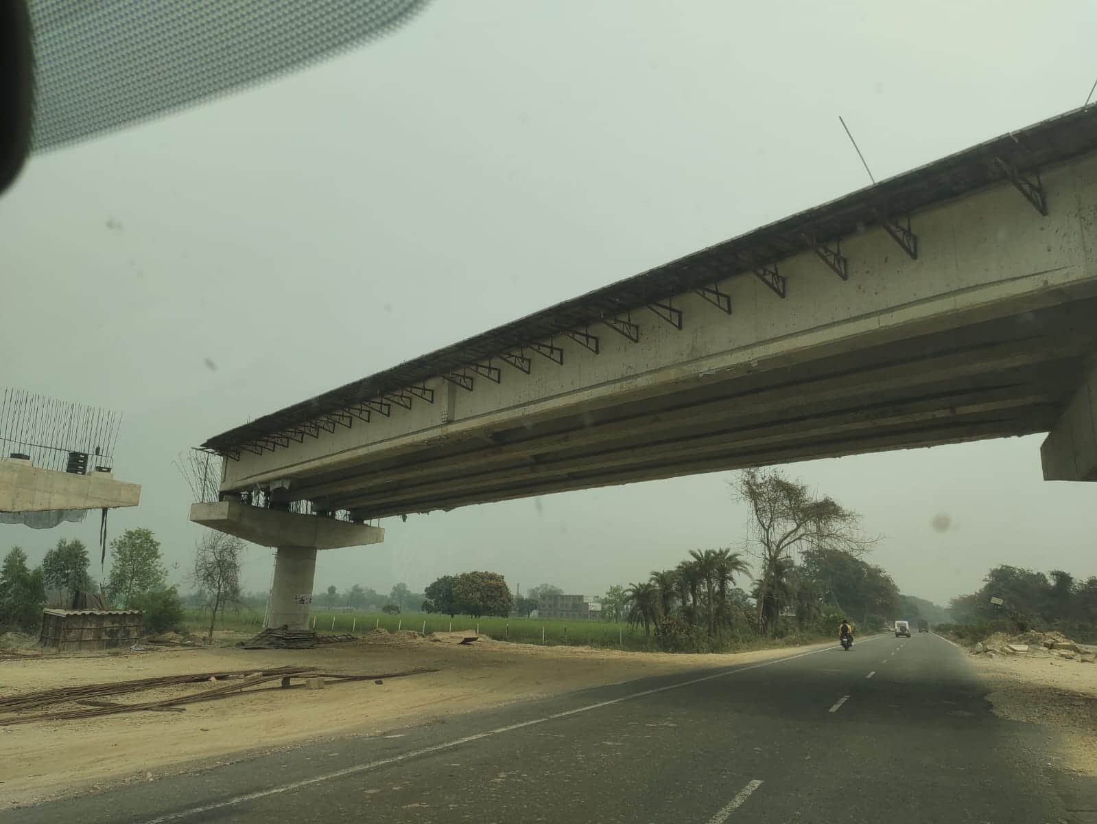 बस्ती-अयोध्या हाईवे के बस्ती सीमा के मझौआ दूबे गांव में अयोध्या रिंग रोड का ओवरब्रिज संवाद
