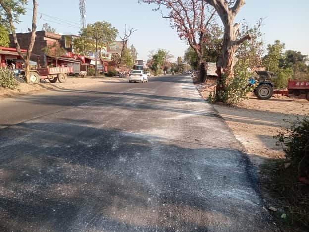 बस्ती-पीलीभीत मार्ग पर लेपन कार्य चल रहा संवाद