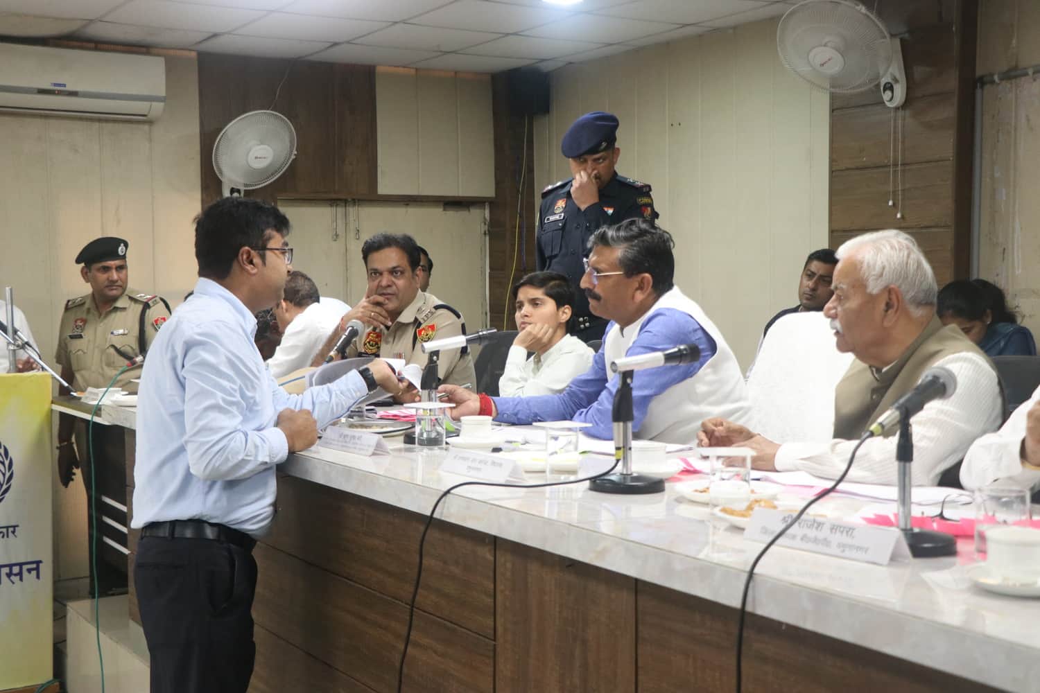 बैठक में मंत्री कृष्ण कुमार बेदी को अपनी सफाई देते डीआरओ। संवाद