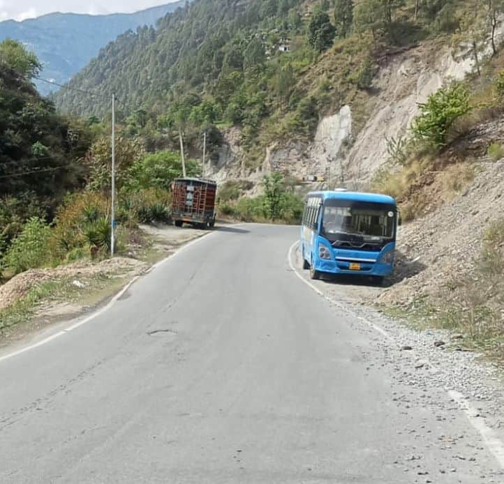 चंबा-साहो मार्ग पर लुडेरा के पास हांफी एचआरटीसी की बस। संवाद 